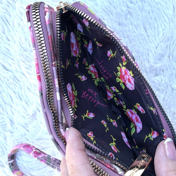Betsy Johnson NWT Pink Floral Wristlet 8x5 - Picture 4 of 6